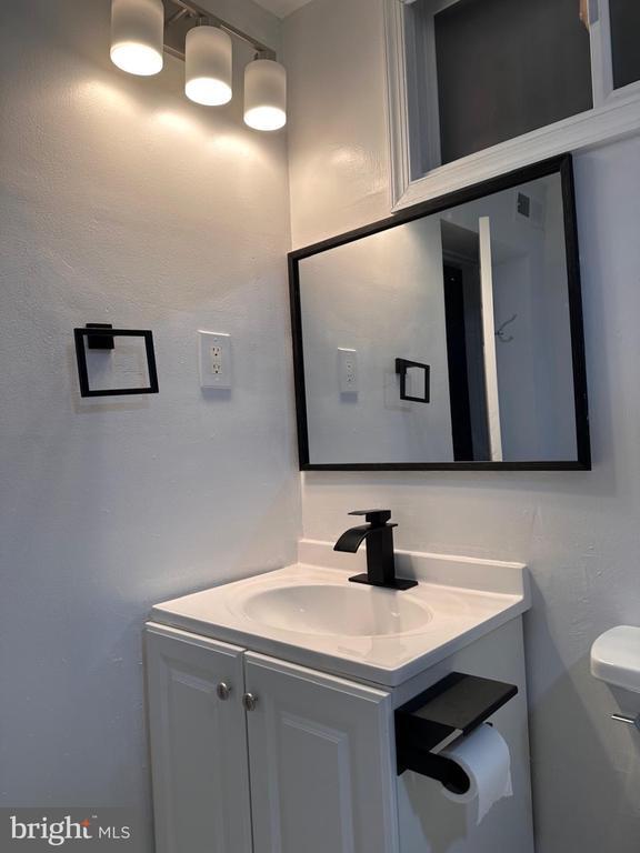 Building Photo - 1338 S Hicks St