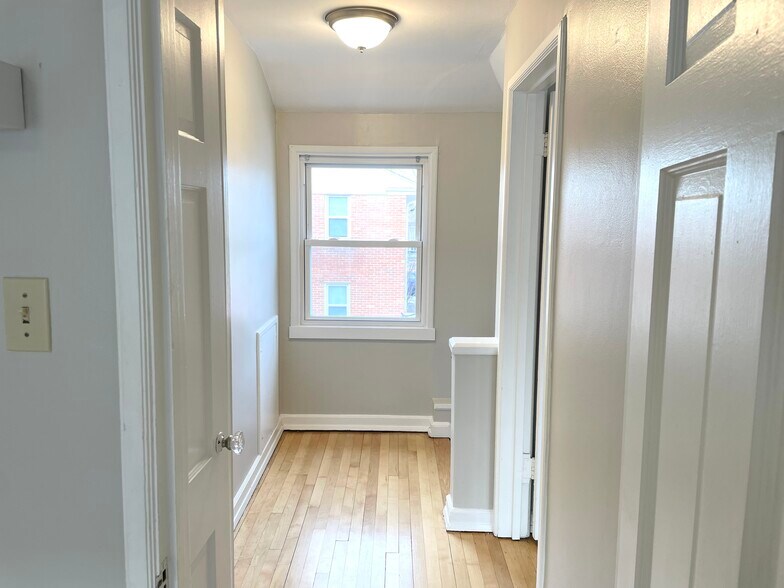 Building Photo - 5211 N Diversey Blvd