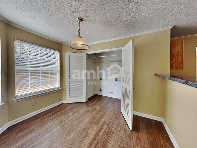 Building Photo - 1642 Village Place Cir NE