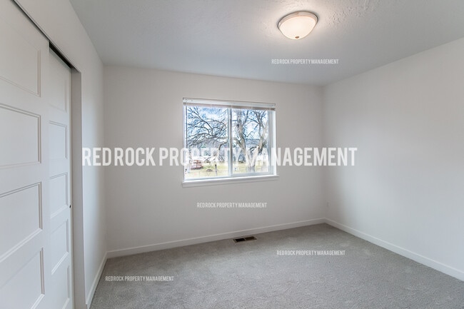 Building Photo - 1030 N Davis Ln