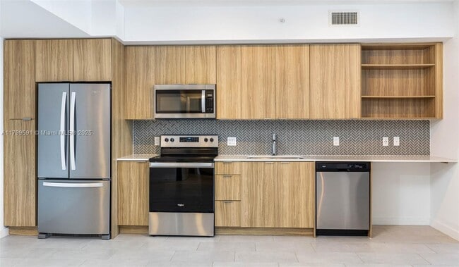Building Photo - 2150 N Bayshore Dr
