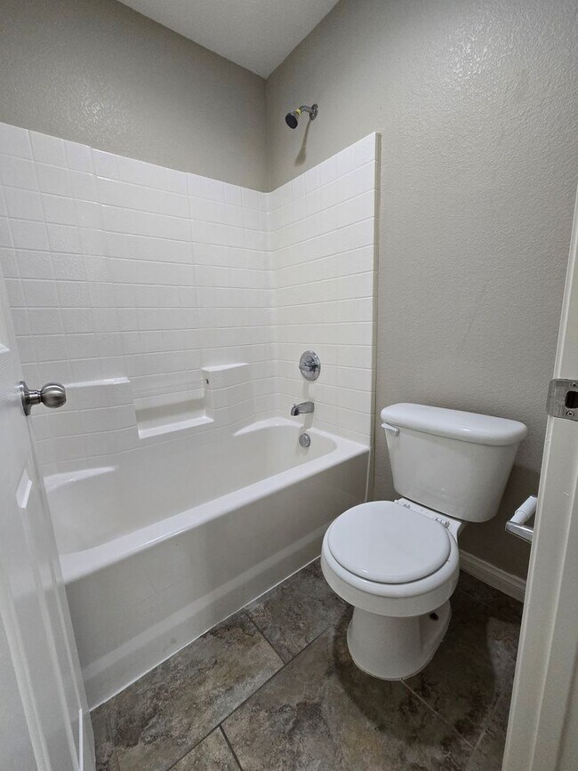 Building Photo - 4 BED, 2 1/2 BATH, 2 STORY HOME!!