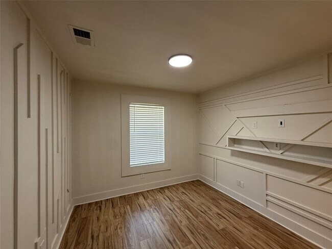 Building Photo - 8906 Pineridge Dr