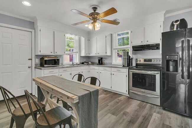 Building Photo - 1442 Agatha St