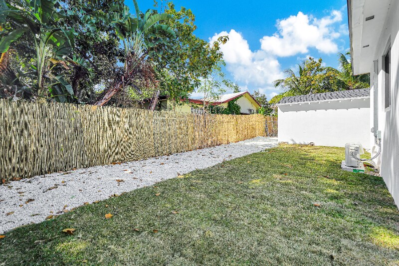 Building Photo - 3040 NW 13th Ave