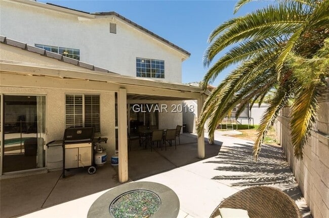 Building Photo - 6BD/5BA!! POOL/SPA!!