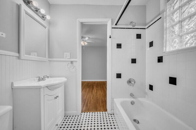 Building Photo - 4 Bed 2 Bath Home | Sylvan Park
