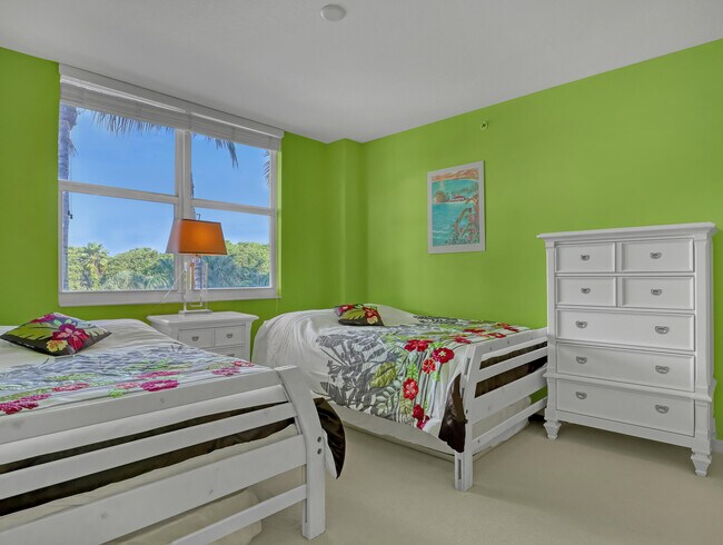 Building Photo - 700 E Boynton Beach Blvd