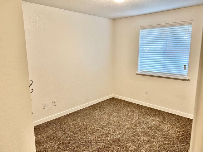 Building Photo - AVAILABLE NOW! 3BD 1.75 BATH SINGLE STORY HOME LARGE CORNER LOT