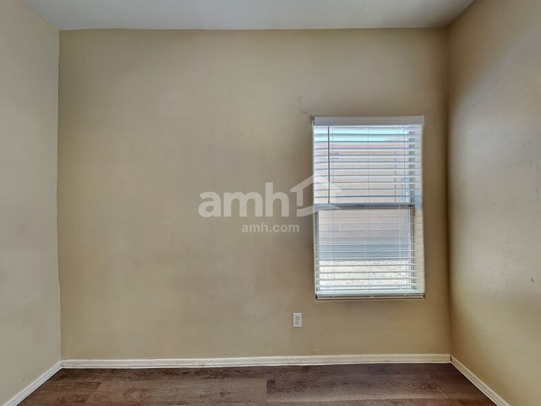 Building Photo - 6653 S Stratosphere Ln
