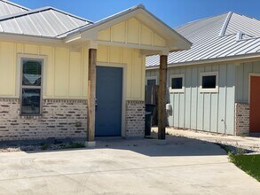 Building Photo - Located 1 Mile from IH 35/ No Carpet / Tons of Upgrades /  Turf Grass in Front Yard / Fenced in B...