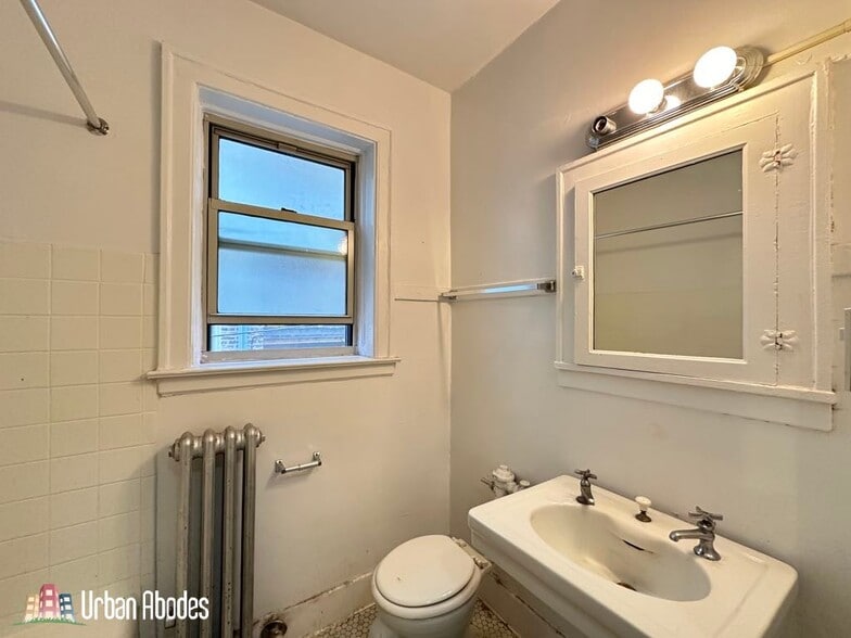 Building Photo - 2530 N Sawyer Ave