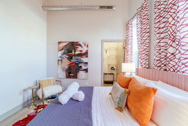 Building Photo - 1954 W North Ave