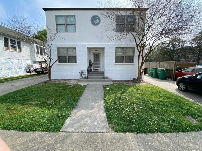 Building Photo - Gorgeous Old Metairie 2 Bed/1Bath Renovation, steps from Metairie Road! Parking spot included!