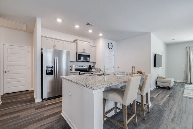 Building Photo - Luxury & Maintenance Free Living in Savann...