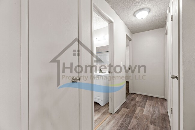 Building Photo - Large 4 Bedroom 2 Bathroom Home with Off S...