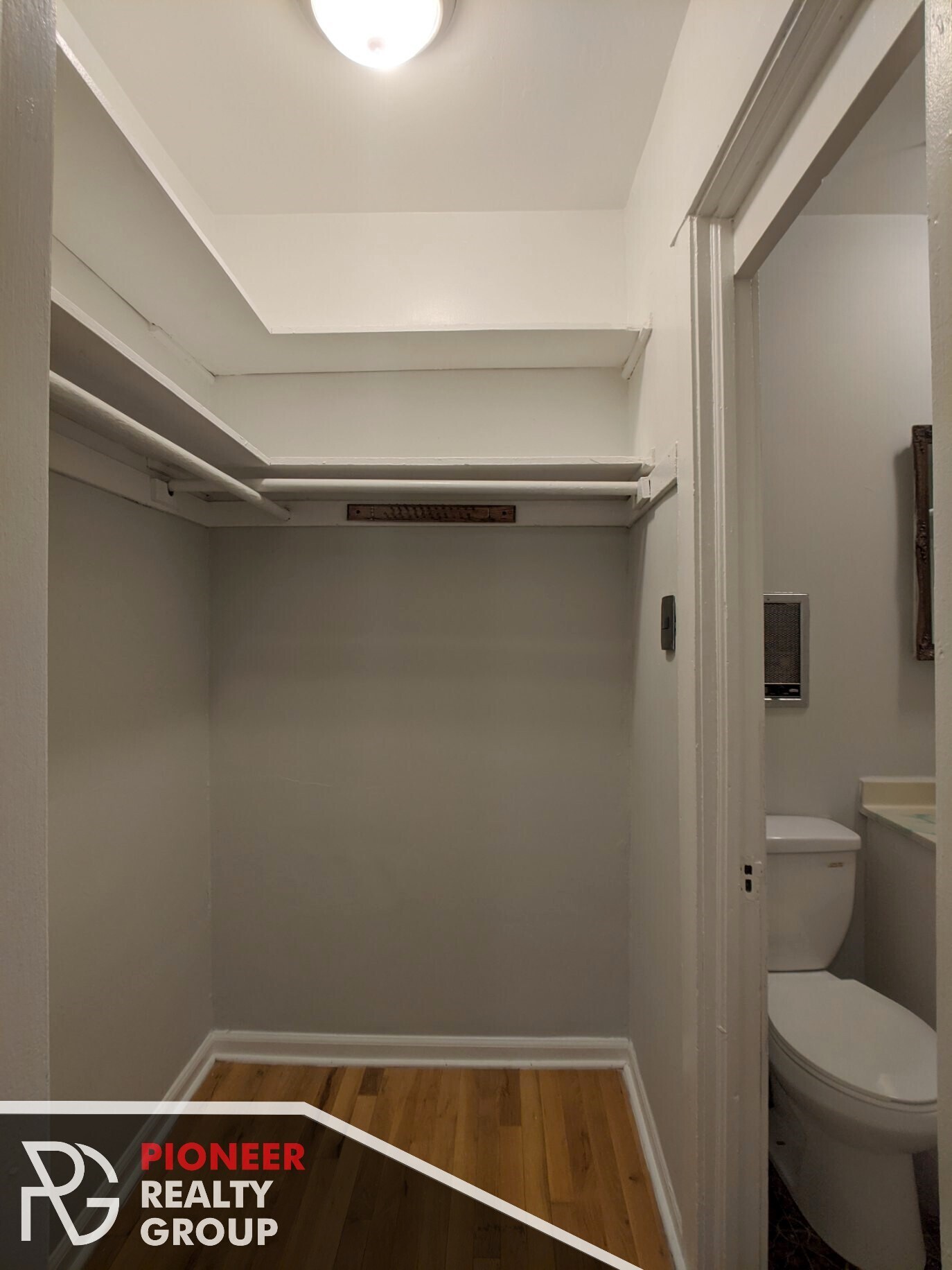 Building Photo - 833 W Wolfram St