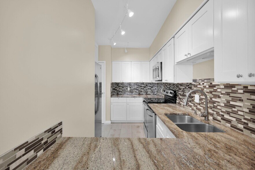 Building Photo - 601 1st St S