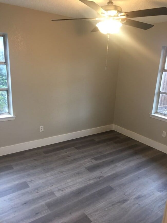 Building Photo - 3160 Chatsworth Dr