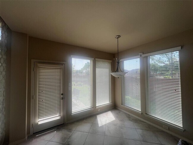 Building Photo - 2911 Meadows Pond Ln