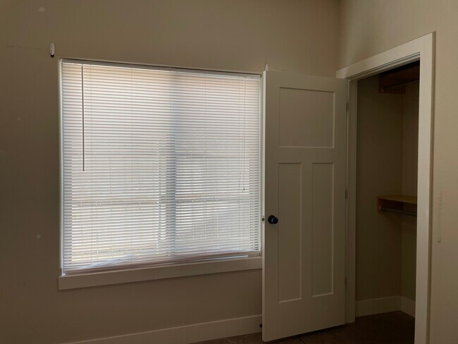 Building Photo - 4833 N Hillside Ct