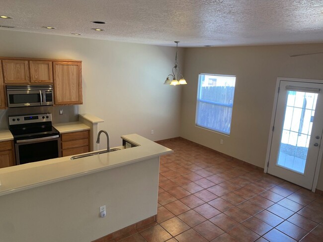 Building Photo - 3 bd / 2.5 bth / 2 car garage near UNM, CN...