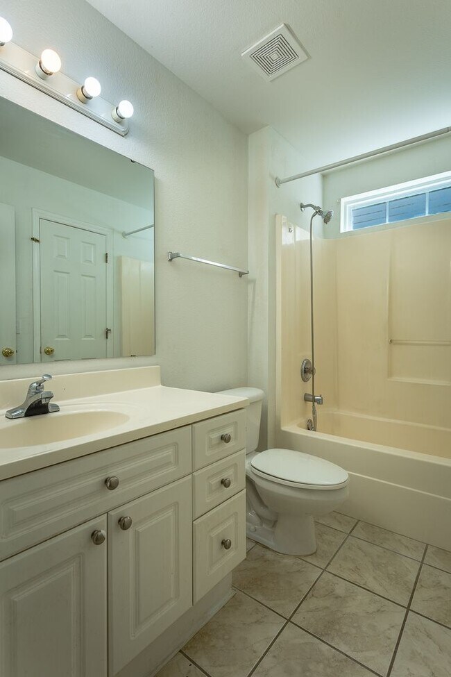 Building Photo - 3 Bedroom 3 Bath Townhouse