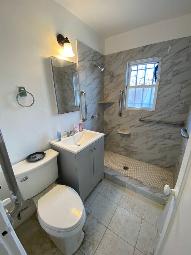 Building Photo - 2 Bedroom Home in San Diego