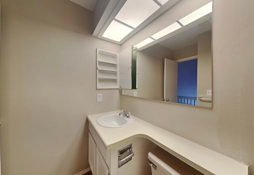Building Photo - 1255 Ivanhoe Cir