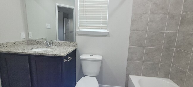 Building Photo - Luxury 3/2.5 Townhome in Cibolo