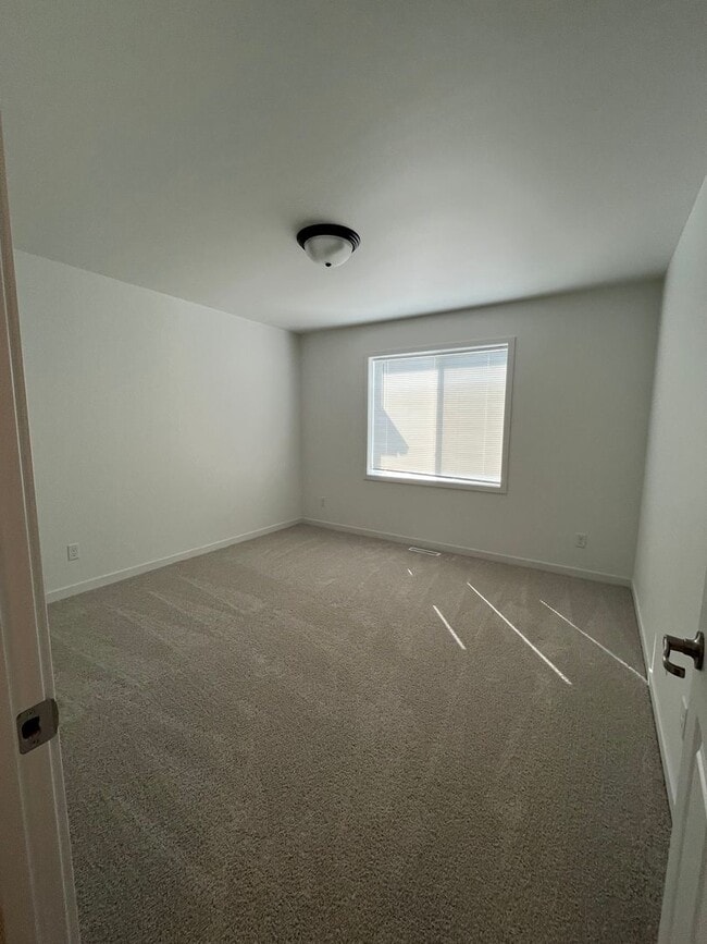 Building Photo - 3 Bed 3 Bath Townhome