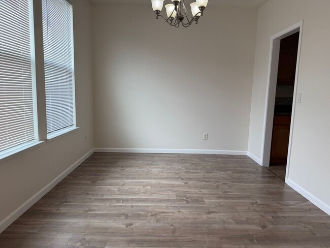 Building Photo - Gorgeous 4 bedroom 2 story home in Anatolia