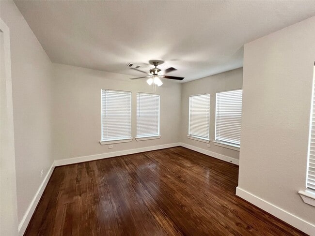 Building Photo - Adorable 2/1/1 Craftsman Bungalow in Angle...
