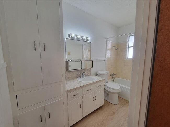 Building Photo - 5806 Nassau Dr