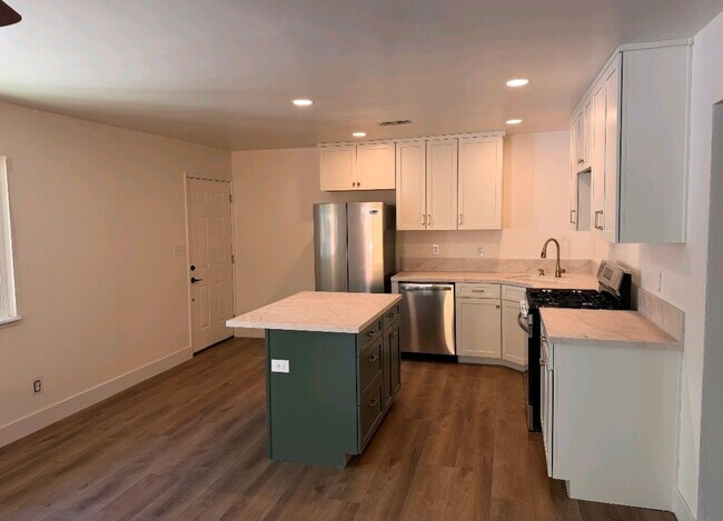 Building Photo - Cute 2 bedroom 1 3/4 bath