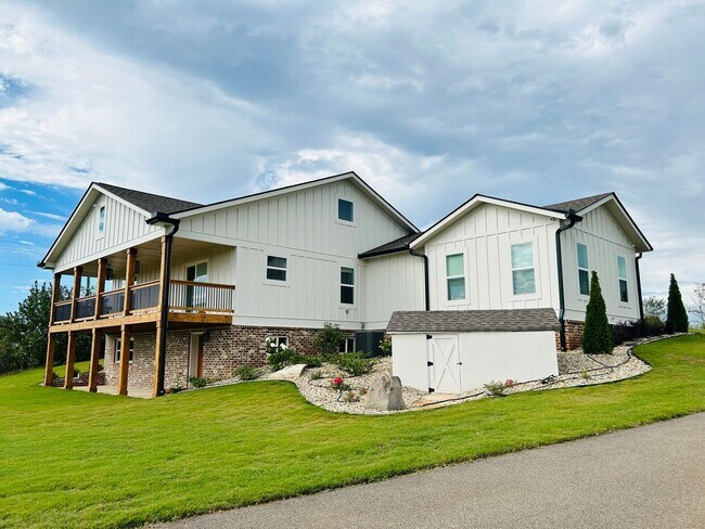 Building Photo - Stunning 4 bedroom 2.5 bath near Downtown Newnan! Must see!