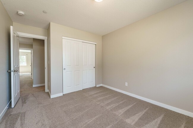 Building Photo - ASK ABOUT AUGUST MOVE IN SPECIAL 3 Bedroom...