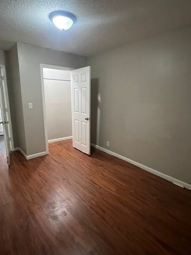 Building Photo - 2 bed 1 bath duplex