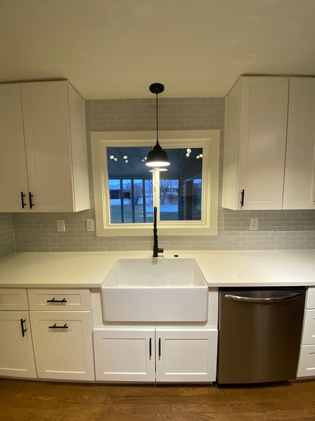 Building Photo - Gorgeous Fully Remodeled 3 Bed 1.5 baths a...