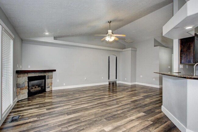Building Photo - 2870 N High Desert Wy