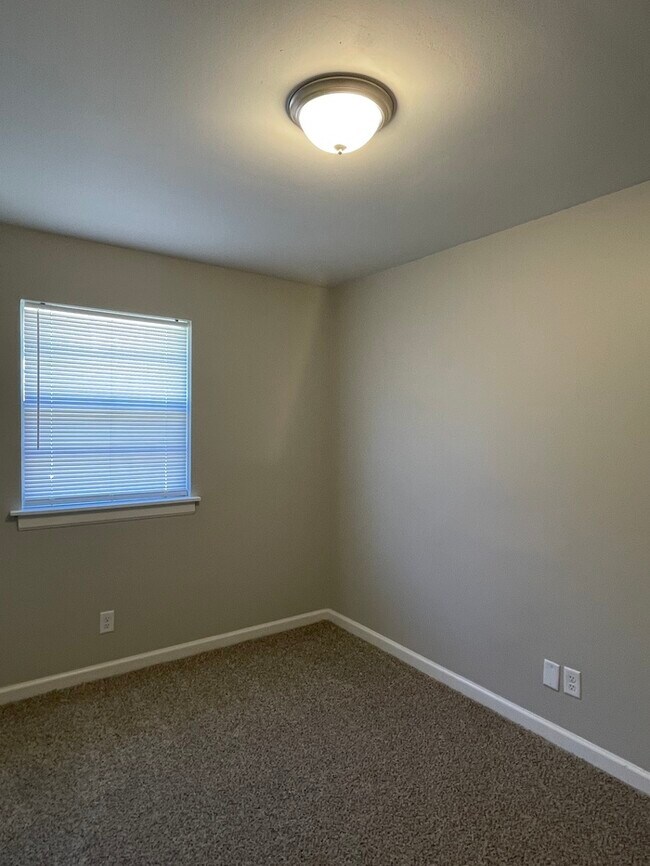 Building Photo - 7015 Eddy Ln