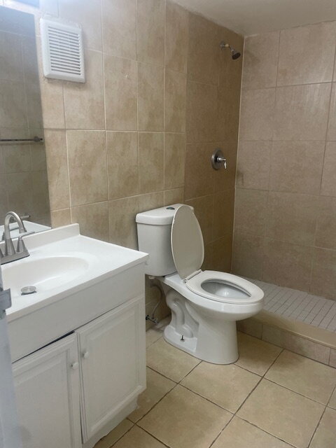 Building Photo - Spacious 3 bedroom 2 1/2 Condo