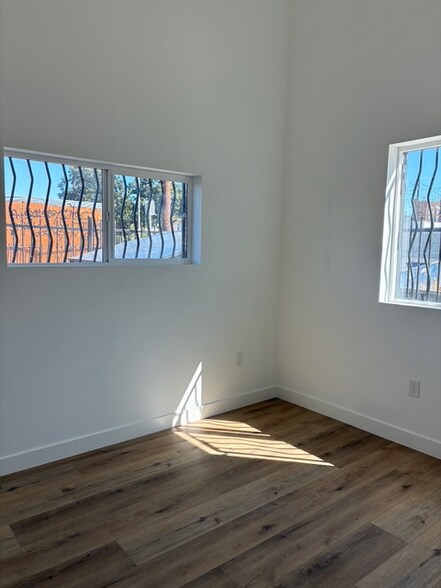 Building Photo - 447 W 74th St