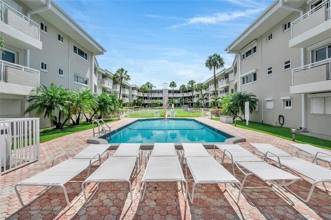 Building Photo - 1198 Hillsboro Mile