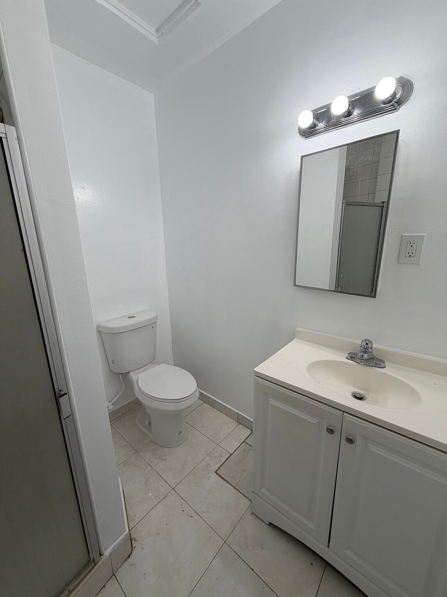 Building Photo - 907 W 27th St