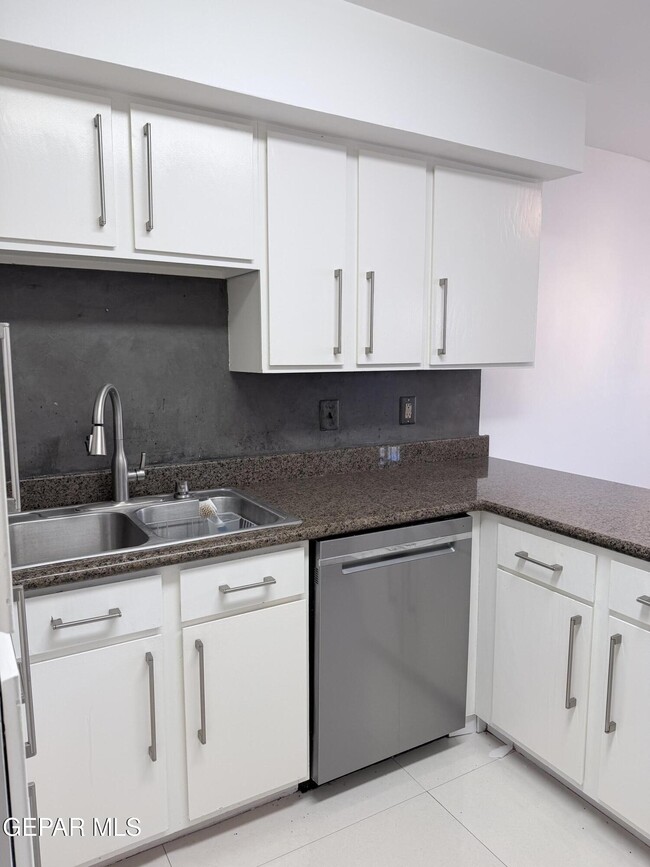 Building Photo - 6035 Bandolero Dr