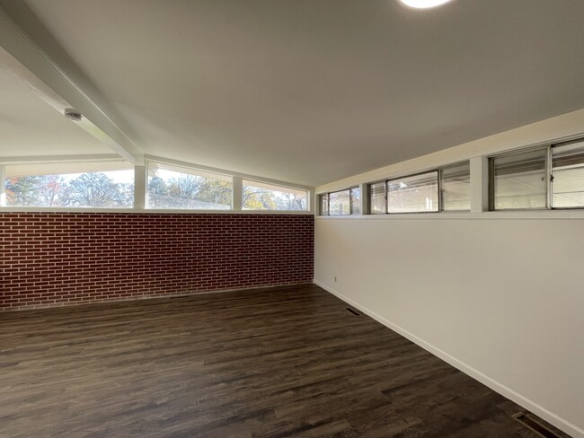 Building Photo - 2704 Charlotte St