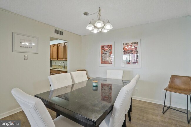 Building Photo - 3800 Fairfax Dr