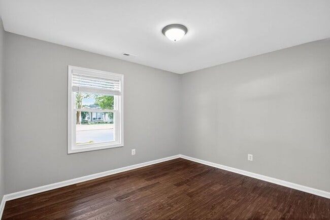 Building Photo - 43215 Riverside Dr