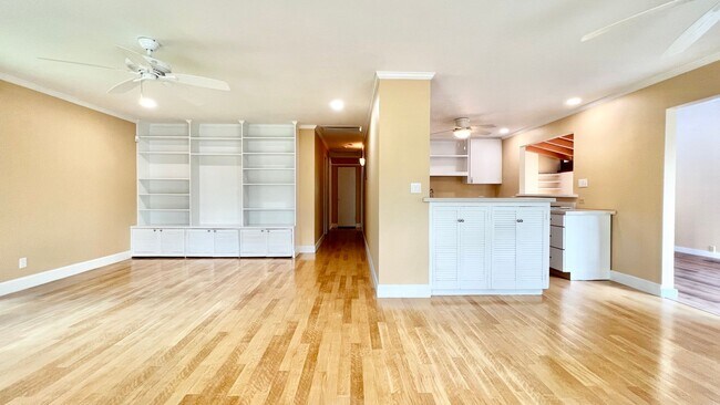 Building Photo - RARELY AVAILABLE 3 BEDROOM NEAR BEACH